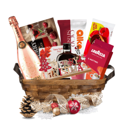 Cos cadou deluxe cu 10 articole premium: vin spumant Zarea Royal Gold, lichior Angelli Sherry, cafea Lavazza, trufe belgiene, prăjitură Alka, bomboane Roshen, biscuiți, lumânare parfumată și decoratiune Crăciun, așezate elegant într-un cos oval împletit.