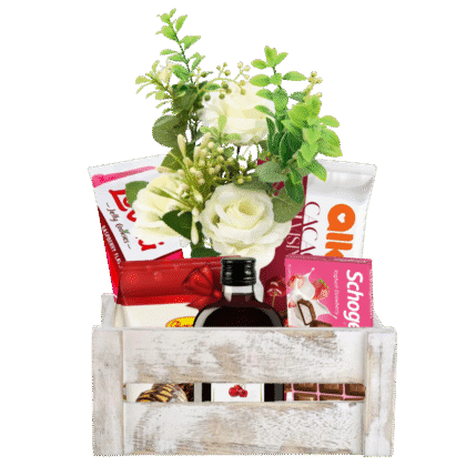 Cos cadou elegant pentru femei cu flori sintetice și delicii