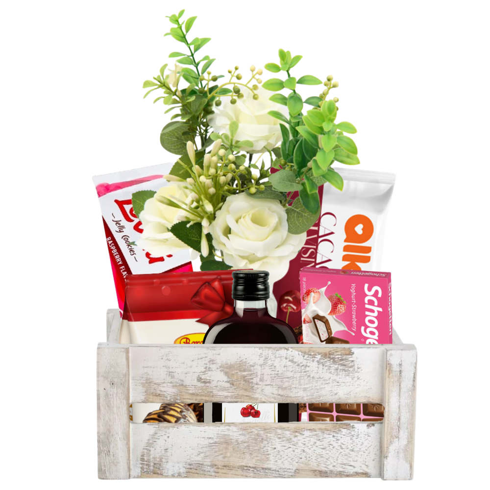 Cos cadou elegant pentru femei cu flori sintetice și delicii