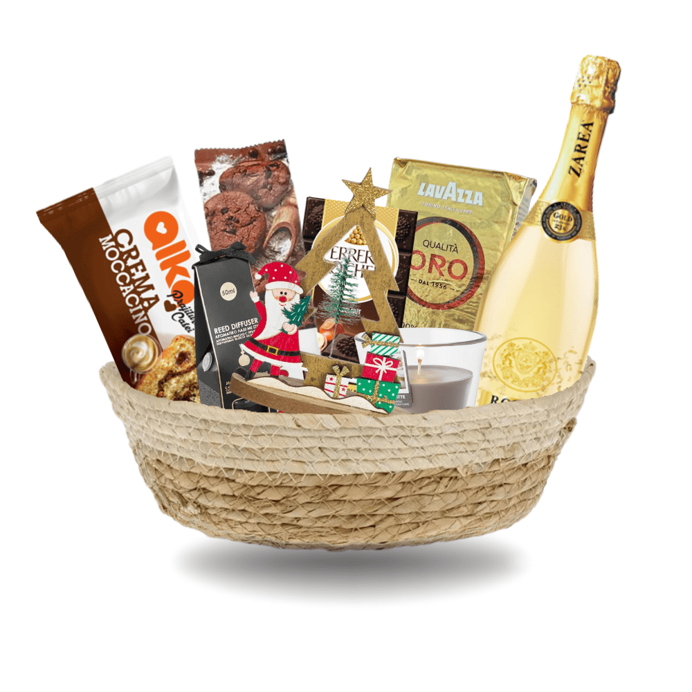Cos cadou premium pentru femei cu vin spumant Zarea Royal Gold, cafea Lavazza, ciocolată Ferrero Rocher, prăjitură Alka Moccacino, lumânare parfumată Cafe Latte și decoratiune de Crăciun din lemn, așezate elegant într-un cos.