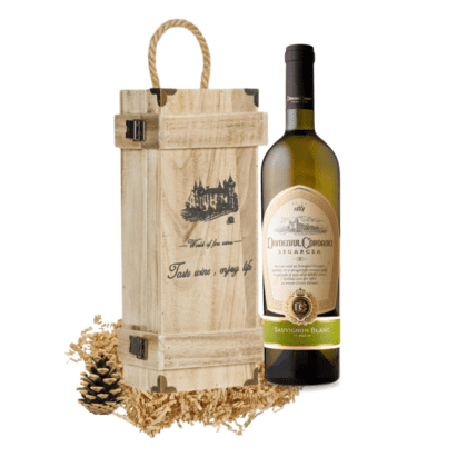 Set cadou premium cu ladă lemn și vin Segarcea Sauvignon Blanc 2021