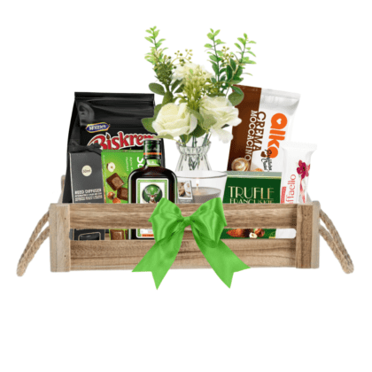 Cos cadou Floral cu ladă din lemn și buchet floral - delicii premium Ferrero Rocher, Jagermeister, Alka, Schogetten