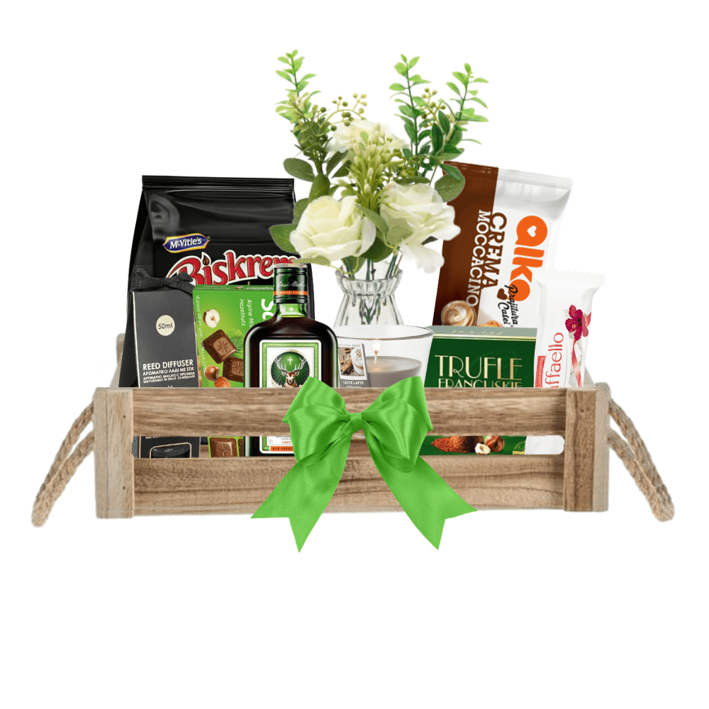 Cos cadou Floral cu ladă din lemn și buchet floral - delicii premium Ferrero Rocher, Jagermeister, Alka, Schogetten